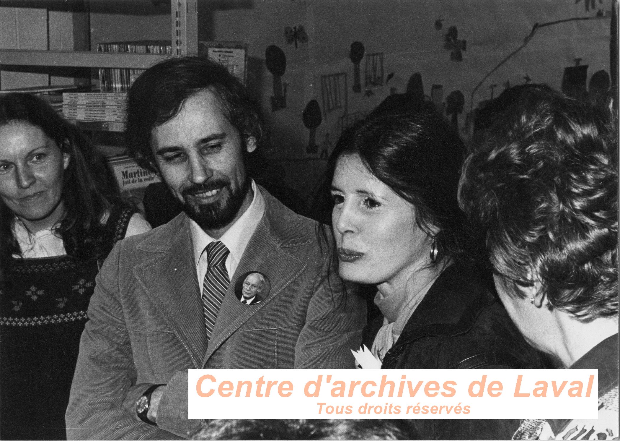 Michel Leduc accompagn de Corinne Ct-Lvesque lors de la visite d'une garderie durant la campagne lectorale de 1981