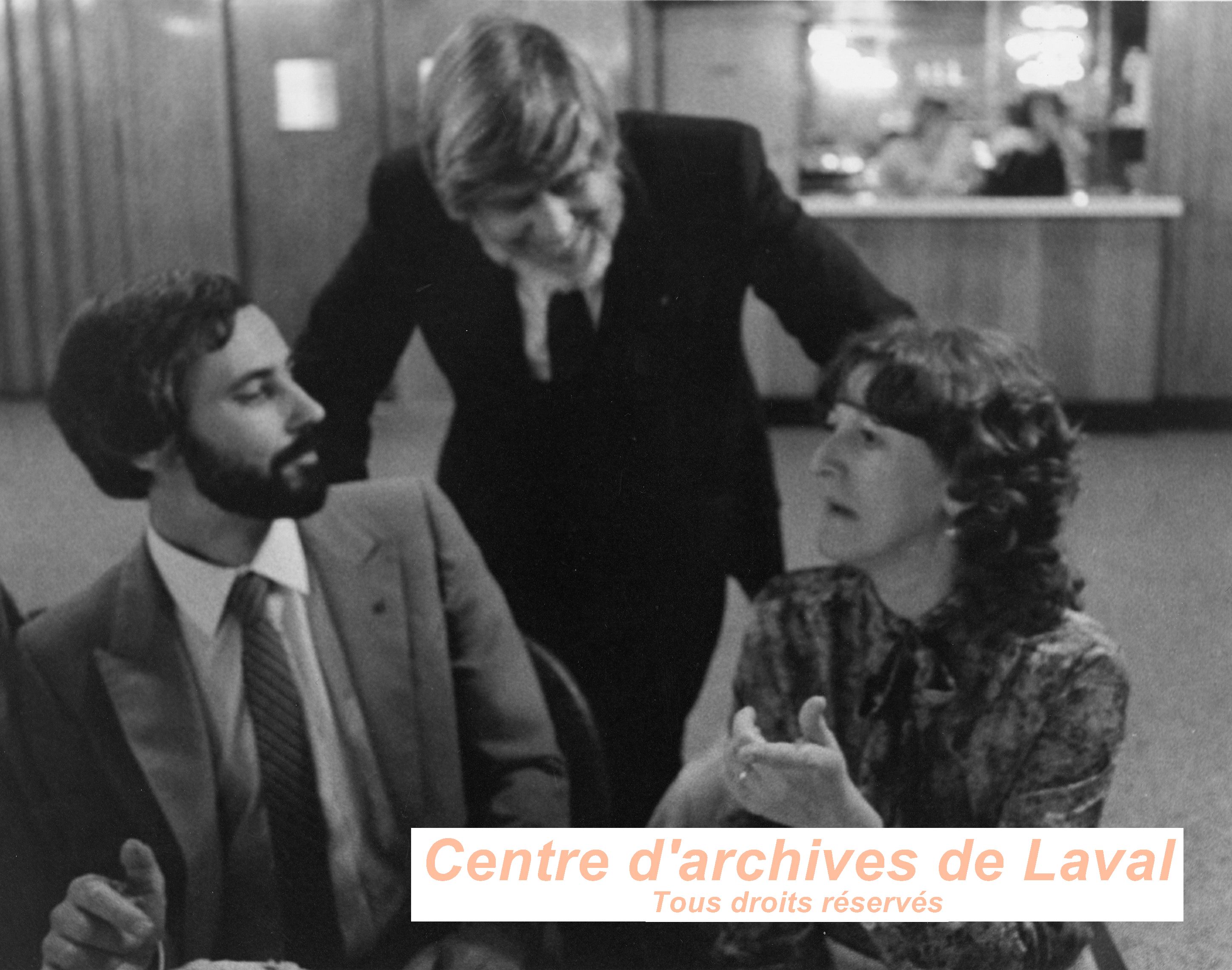 Michel Leduc en discussion avec Jean-Paul Champagne et Denise Leblanc-Bantey, en 1982