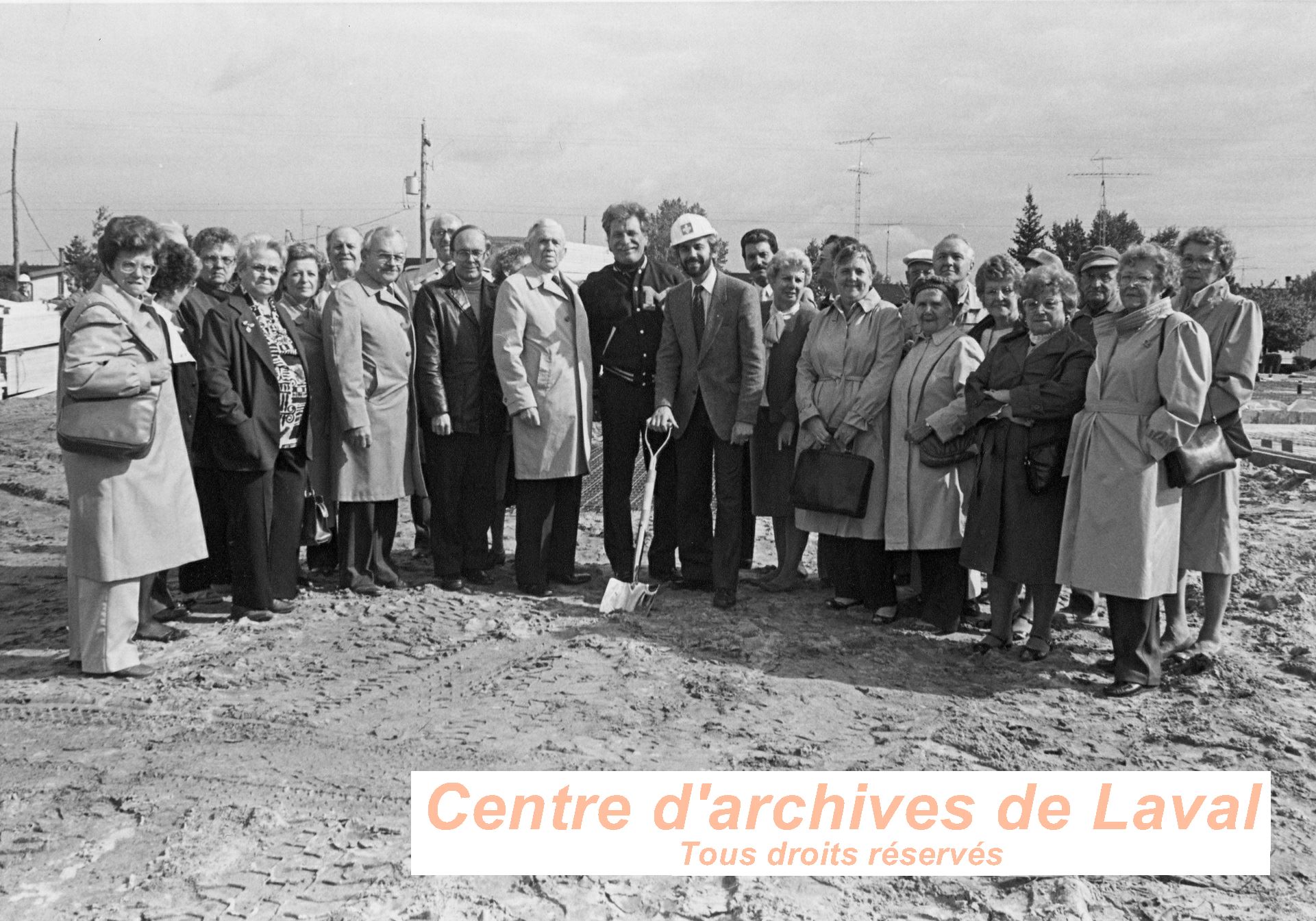 Pellete de terre officielle du dbut de la construction d'un HLM dans Laval-Ouest, en 1985