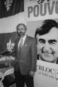 Michel Leduc pose devant une affiche lectorale de Lucien Bouchard lors de la campagne lectorale de 1993