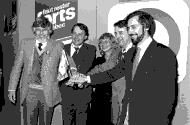 Jean-Paul Champagne, Bernard Landry, Jean-Guy Rodrigue, Michel Leduc et une femme non identifiée durant un évènement du Parti québécois