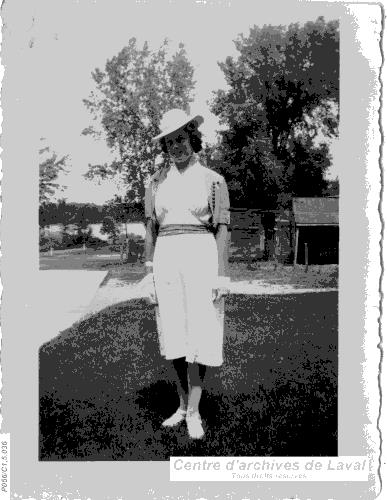 Femme endimanche  la campagne.