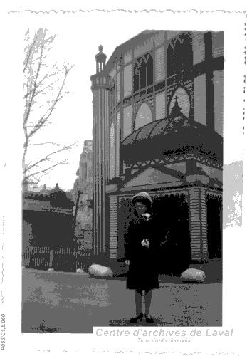 Madeleine Sauriol devant le Cyclorama de Jrusalem,  Sainte-Anne-de-Beaupr.