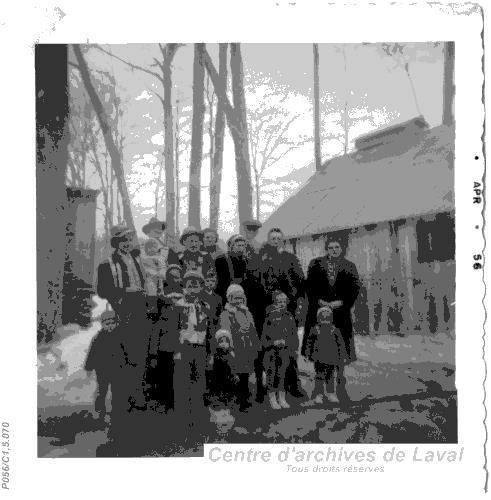 Famille et amis de Franois Legault  la cabane  sucre.