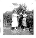 Deux femmes posant avec une statue reprsentant un orignal.