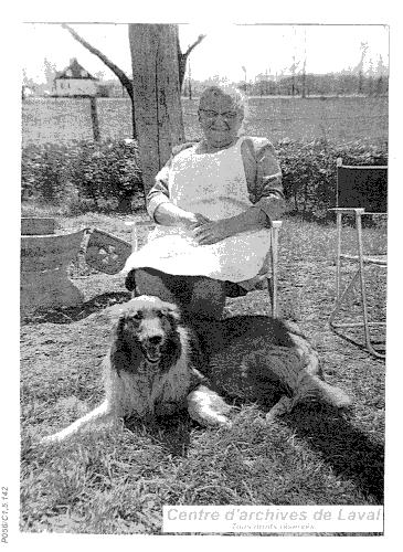 Femme assise dans son jardin.