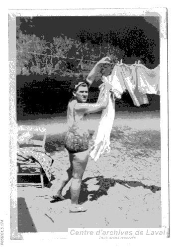 Femme tendant du linge.