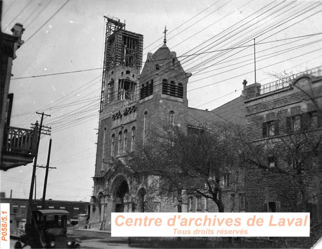 L'glise Saint-Denis,  Montral lors de l'agrandissement du clocher gauche.