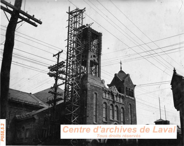 L'glise Saint-Denis,  Montral lors de l'agrandissement du clocher gauche.