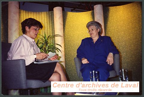 Mariette Beaupr, prsidente du Cercle de fermires de Sainte-Rose/Auteuil lors de la prsentation de l'vnement la broderie Sainte-Rose d'antan en compagnie de l'animatrice au canal 9,  Laval