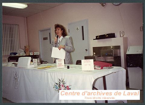 Dame prenant la parole au Cercle de fermires de Sainte-Rose/Auteuil lors de la confrence sur le budget organise par la Caisse populaire d'Auteuil