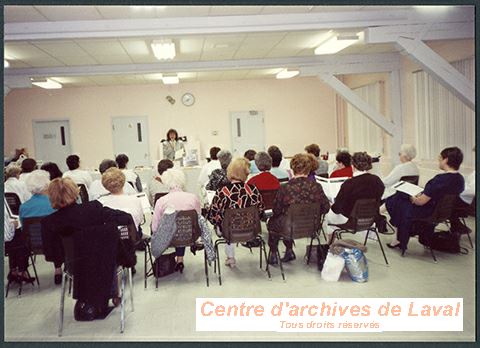 Membres du Cercle de fermires de Sainte-Rose/Auteuil assistant  la confrence sur le budget organise par la Caisse populaire d'Auteuil