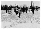 Enfants jouant au ballon-balai à l'École Sainte-Marie, en hiver