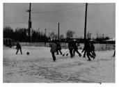 Enfants jouant au ballon-balai à l'École Sainte-Marie, en hiver