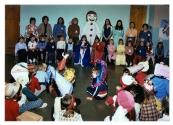 Enfants costumés dans une salle d'école à Laval Ouest