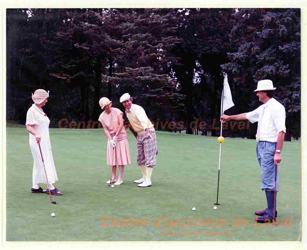 Quatre personnes non identifies jouent au golf