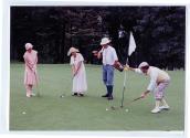 Quatre personnes non identifiées jouent au golf