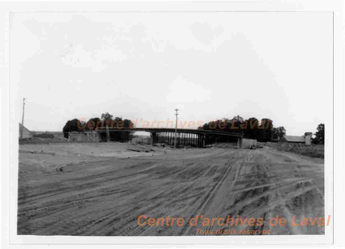 Construction d'un viaduc pour l'autoroute 15