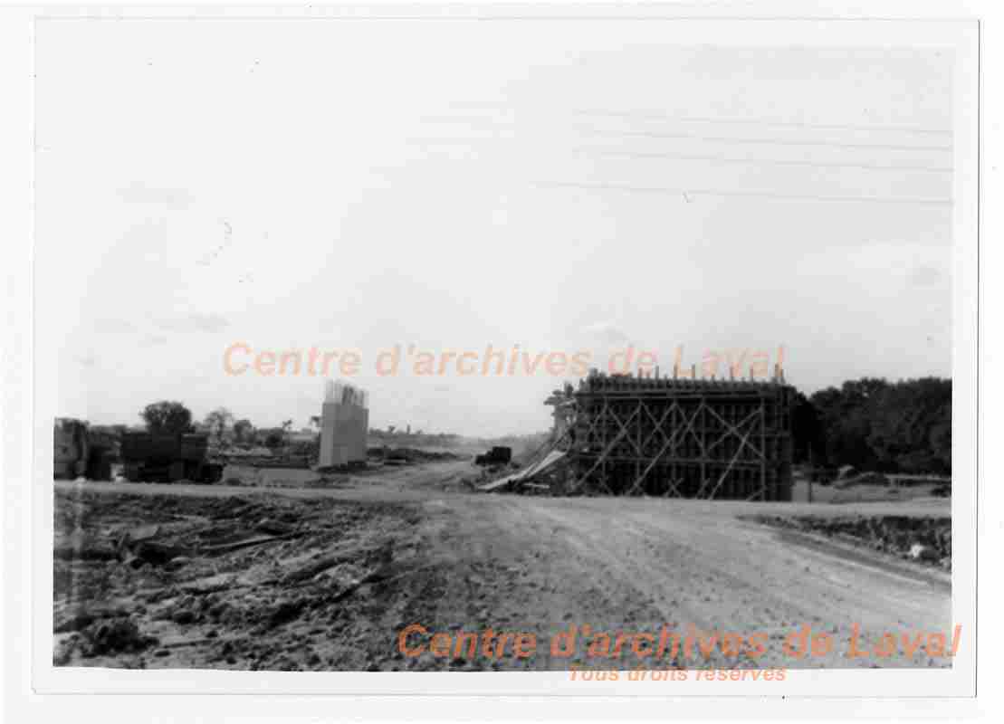 Installation de l'autoroute 15 en construction