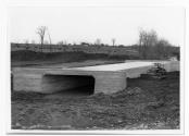 Recouvrement de ruisseau en béton durant la construction de l'autoroute 15