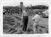 Deux hommes discutent sur un site de construction de l'autoroute 15