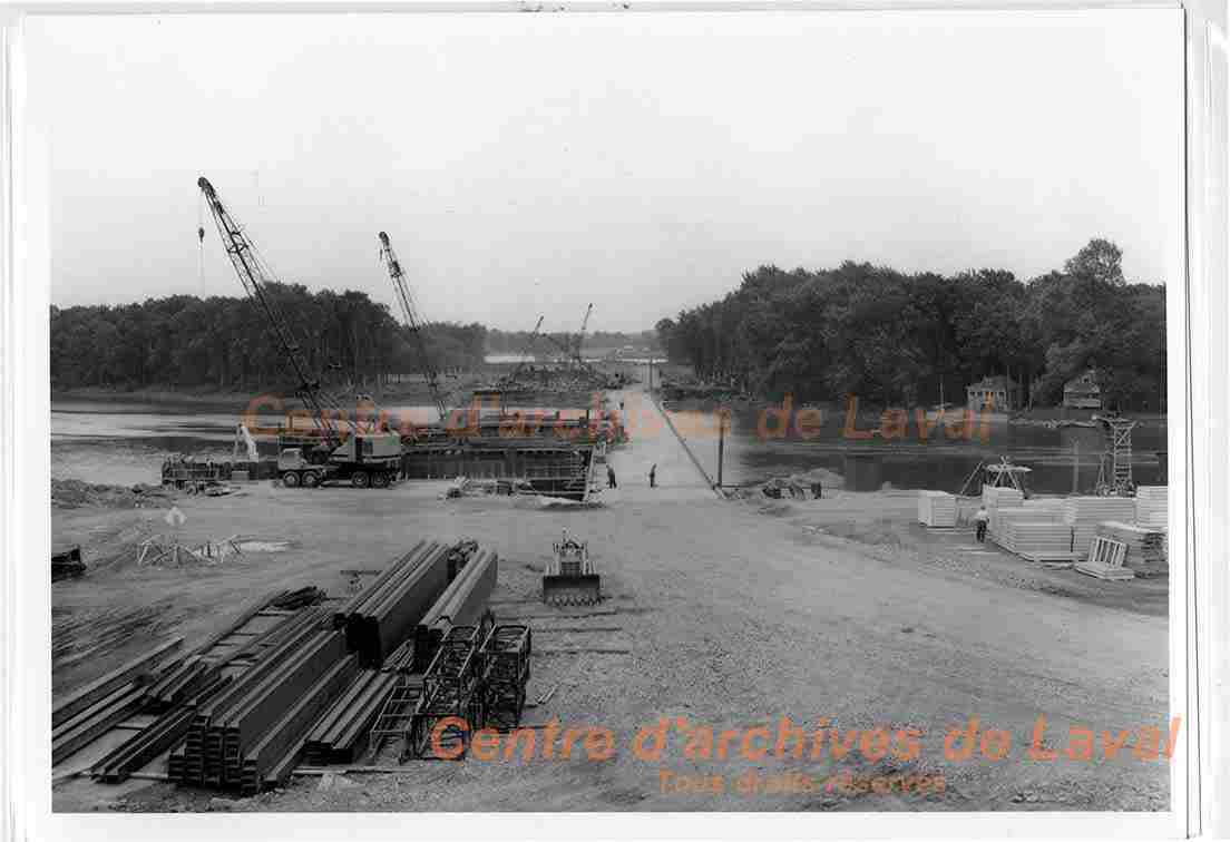 Site de construction de l'autoroute 15 prs d'un pont avec grues et matriaux de construction