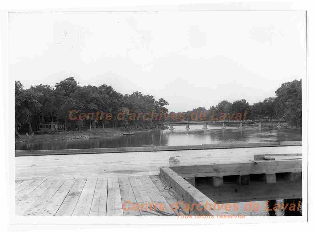 Pont de l'autoroute 15 au-dessus d'un cours d'eau