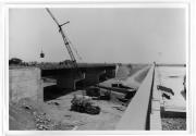 Construction d'un viaduc de l'autoroute 15 avec une grue