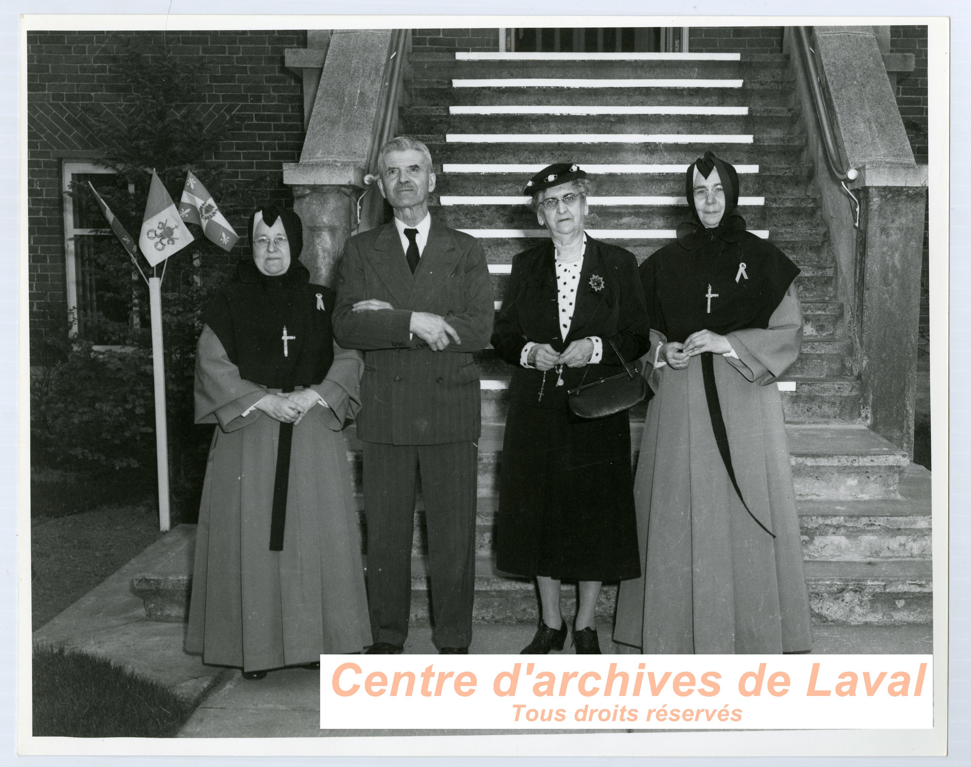 Les parents du cardinal Paul-mile Lger en prsence de deux religieuses lors des clbrations du 100e anniversaire du couvent d'Youville (1854-1954)  Saint-Benot en 1954.