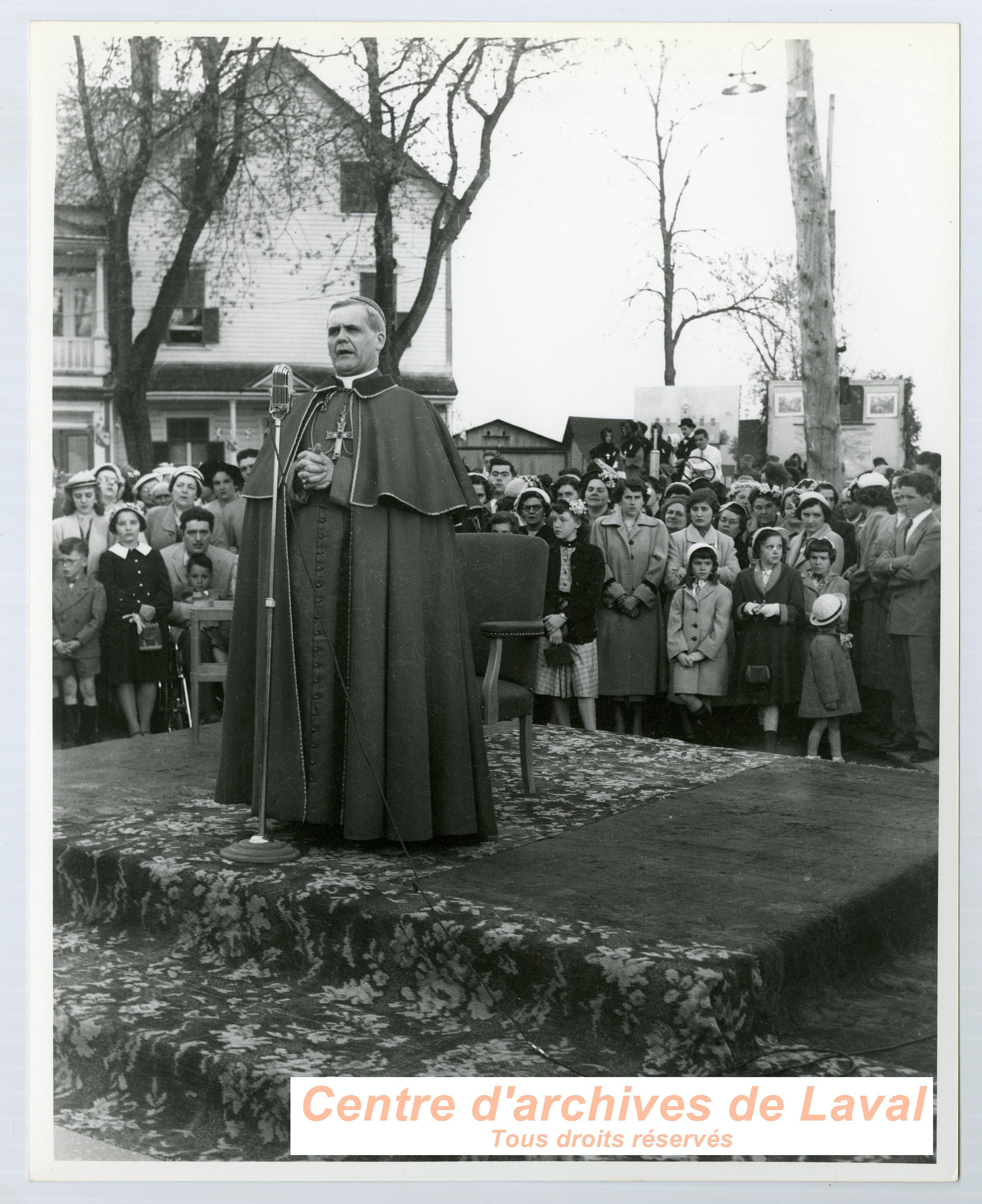 Visite du cardinal Paul-mile Lger lors des clbrations du 100e anniversaire du couvent d'Youville (1854-1954)  Saint-Benot en 1954.