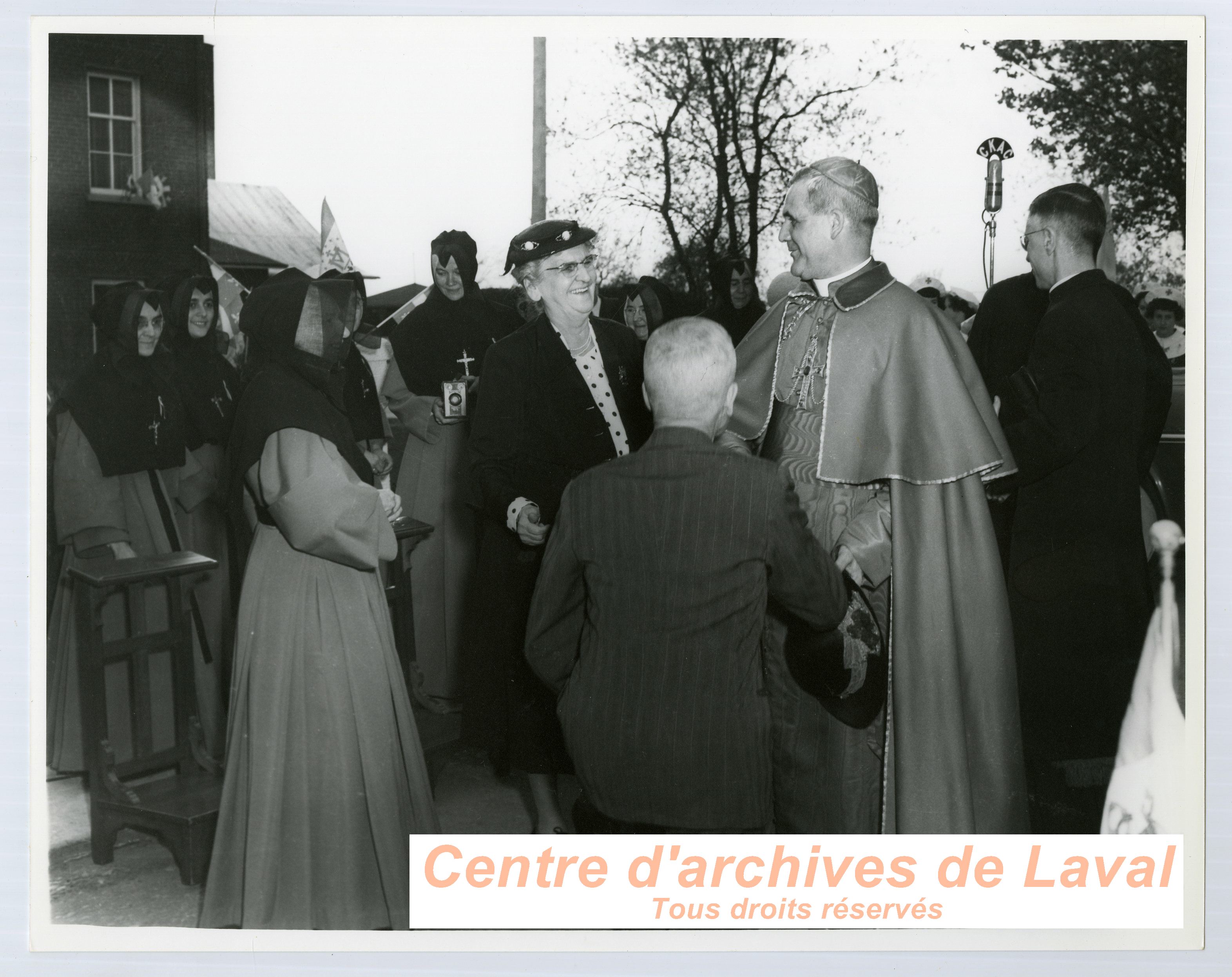 Le cardinal Paul-mile Lger avec ses parents, entours de religieuses lors des clbrations du 100e anniversaire du couvent d'Youville (1854-1954)  Saint-Benot en 1954.