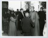 Le cardinal Paul-mile Lger avec ses parents, entours de religieuses lors des clbrations du 100e anniversaire du couvent d'Youville (1854-1954)  Saint-Benot en 1954.