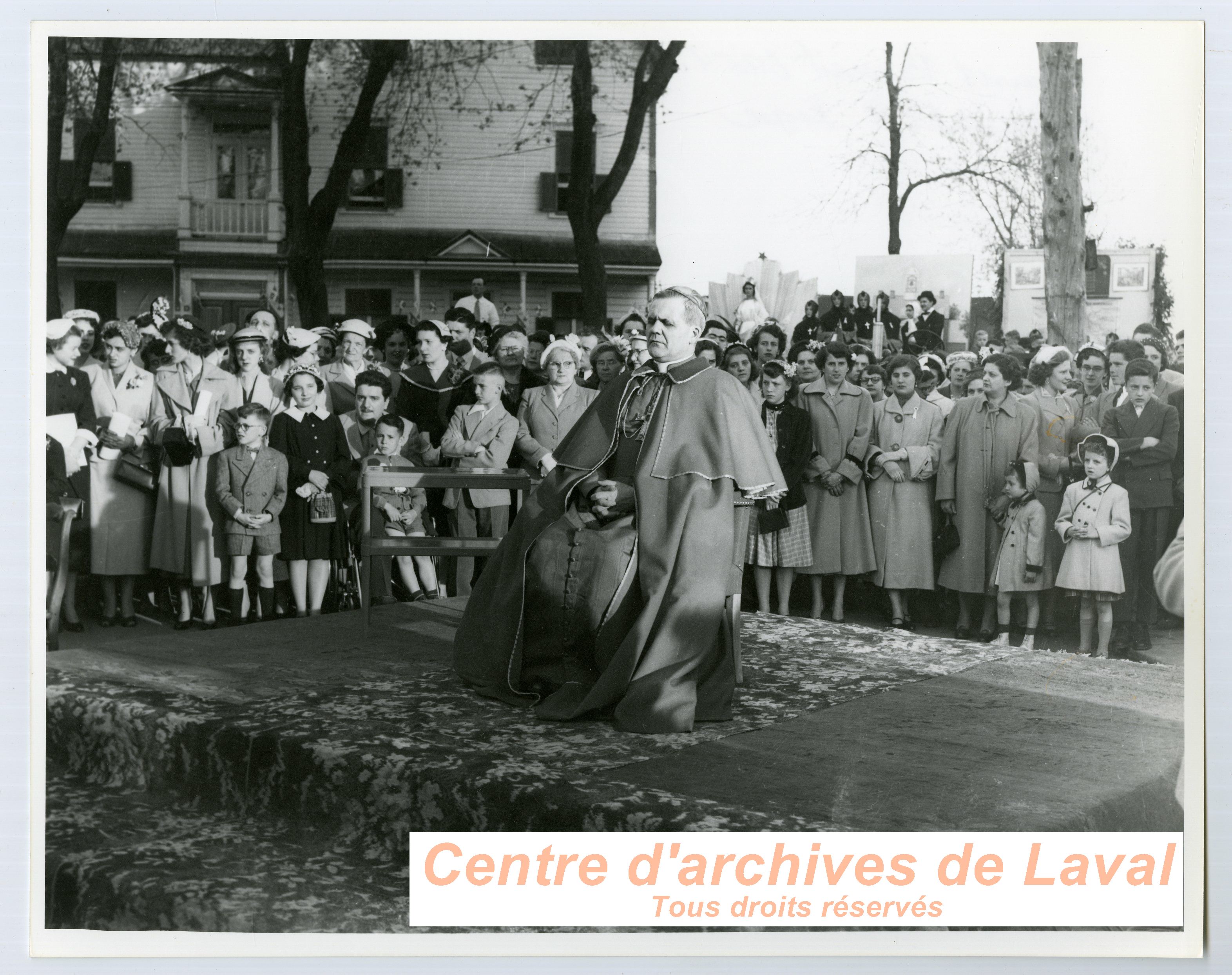 Visite du cardinal Paul-mile Lger lors des clbrations du 100e anniversaire du couvent d'Youville (1854-1954)  Saint-Benot en 1954.