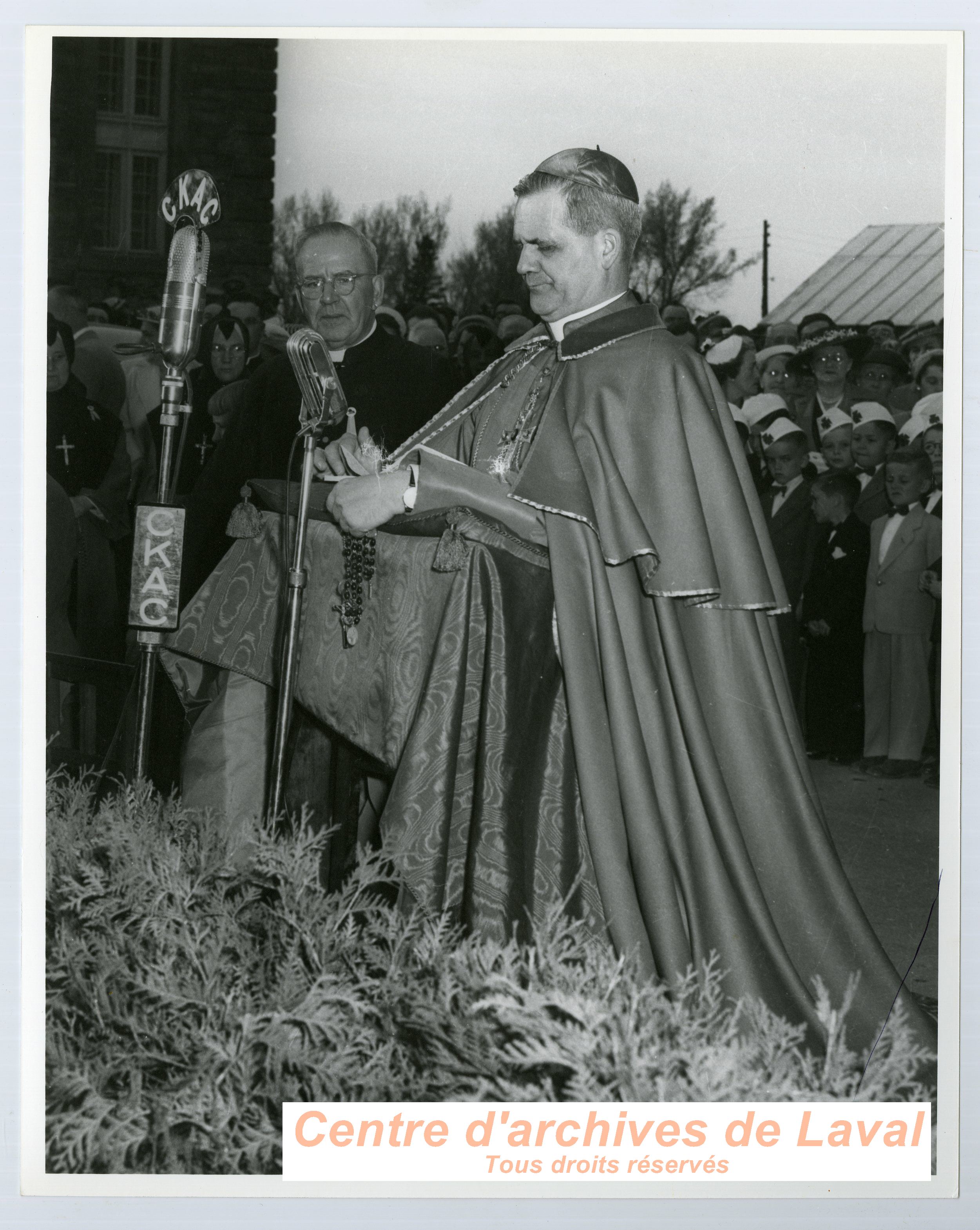 Visite du cardinal Paul-mile Lger lors des clbrations du 100e anniversaire du couvent d'Youville (1854-1954)  Saint-Benot en 1954.