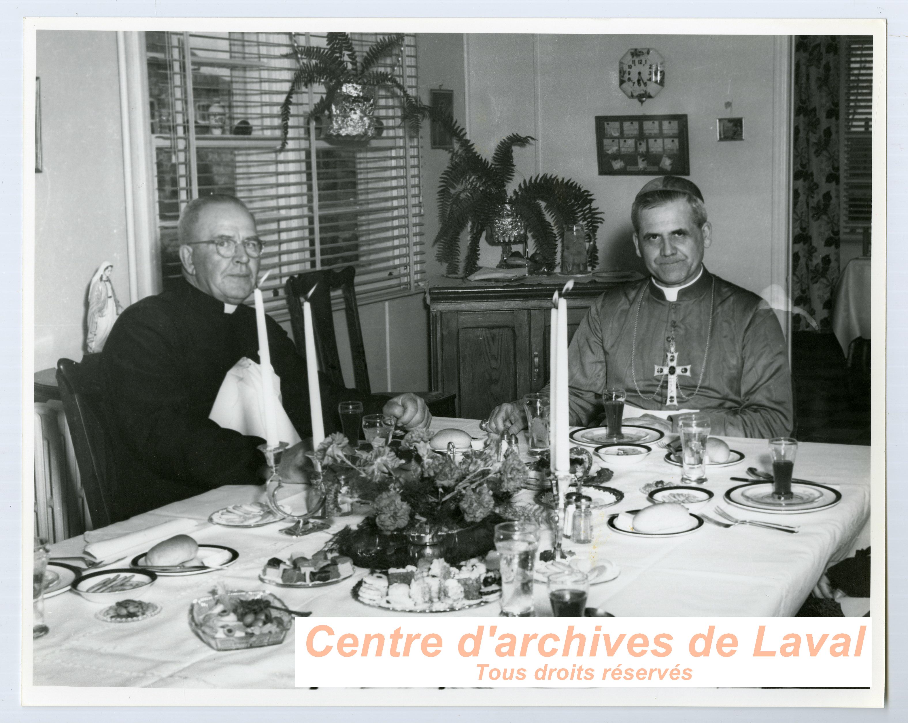 Le cardinal Paul-mile Lger,  droite, en compagnie du cur Ernest Vaillancourt,  gauche, lors des clbrations du 100e anniversaire du couvent d'Youville (1854-1954)  Saint-Benot en 1954.