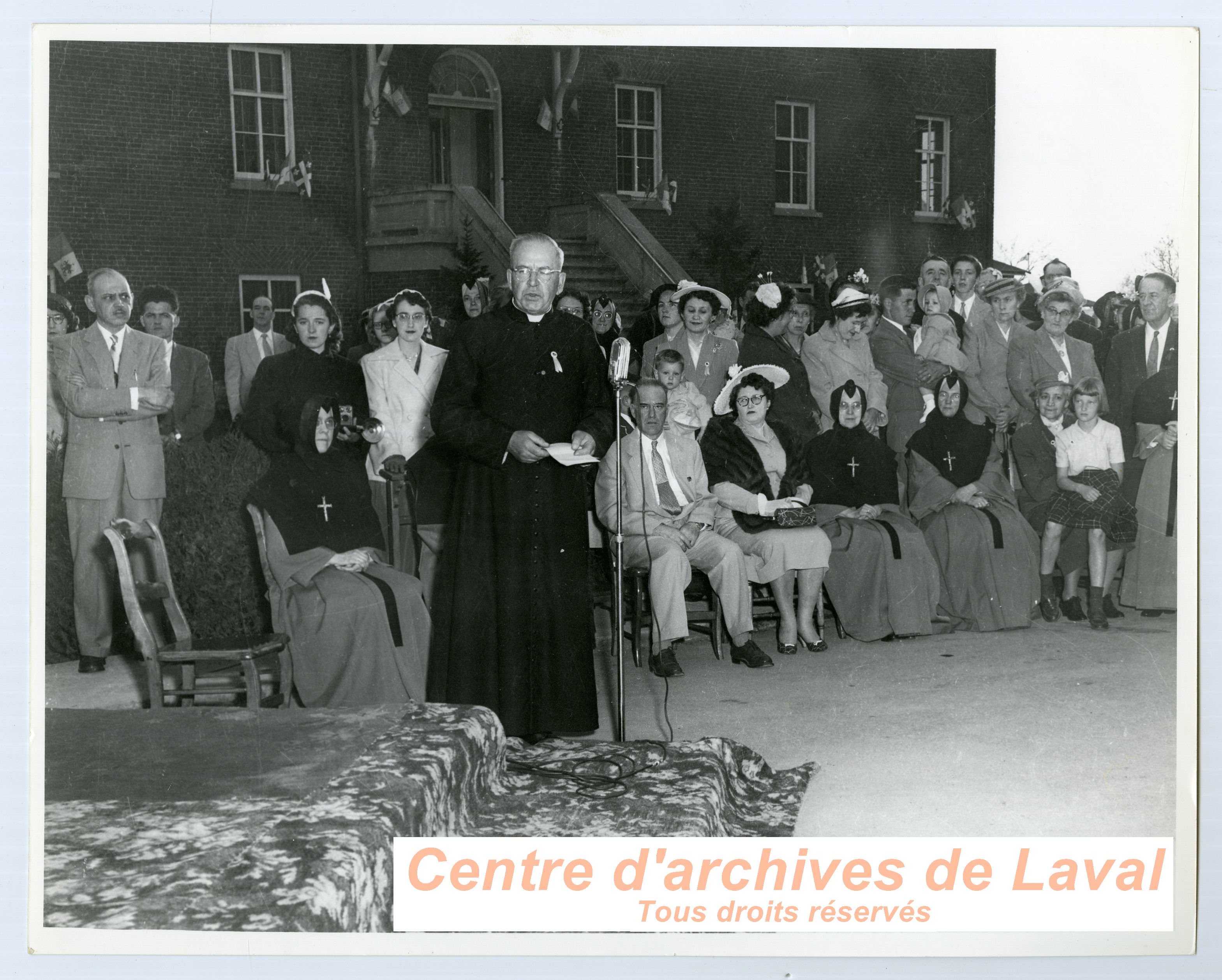 Le cur Ernest Vaillancourt lors des clbrations du 100e anniversaire du couvent d'Youville (1854-1954)  Saint-Benot en 1954.