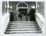 Le cardinal Paul-mile Lger, au milieu, en compagnie du cur Ernest Vaillancourt,  droite, du monseigneur Emilien Frenette,  gauche, et de religieuses lors des clbrations du 100e anniversaire du couvent d'Youville (1854-1954)  Saint-Benot en 1954.