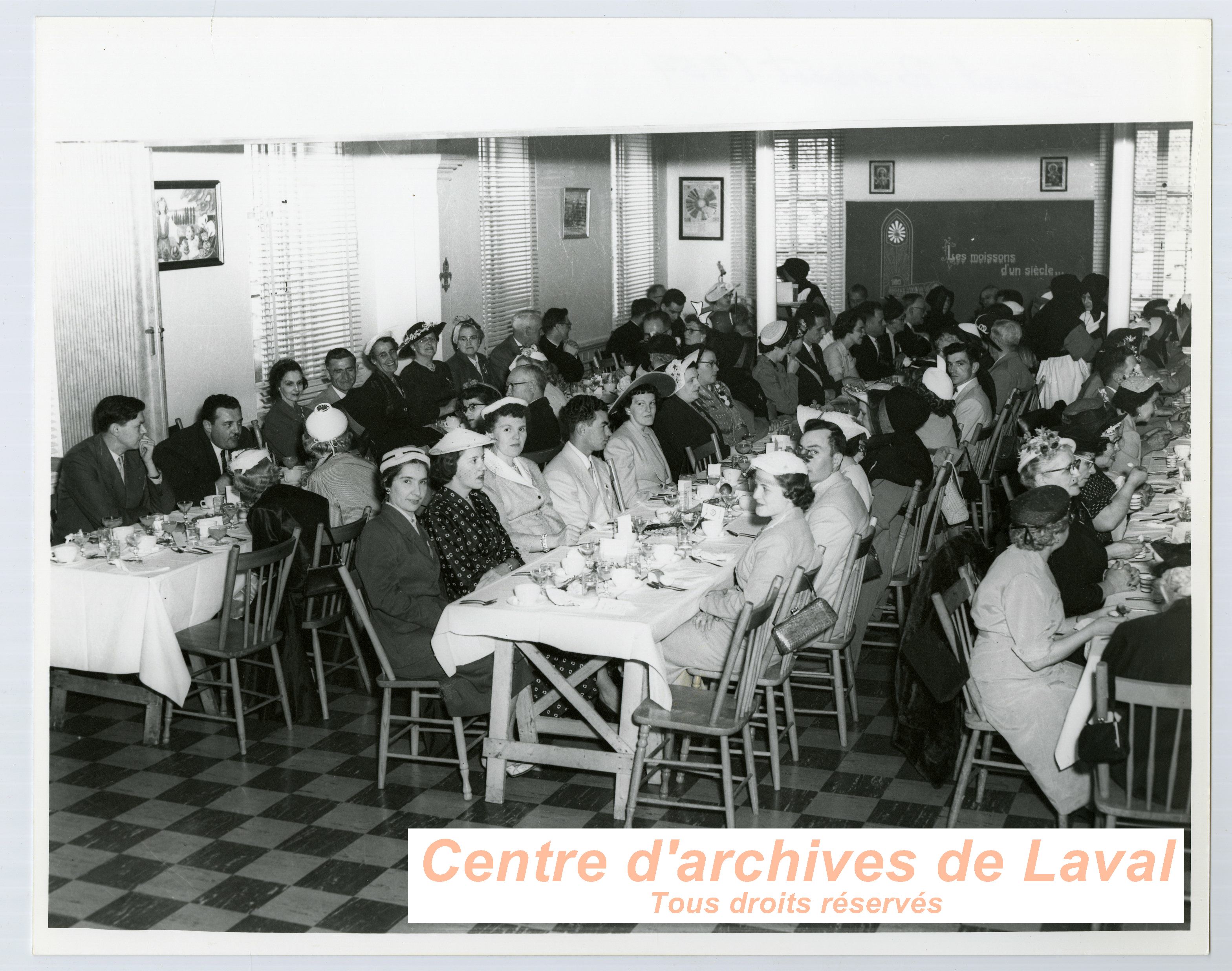 Les rsidents de Saint-Benot runis lors des clbrations du 100e anniversaire du couvent d'Youville (1854-1954) en 1954.