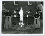 Deux religieuses devant une statue de la Vierge Marie lors des clbrations du 100e anniversaire du couvent d'Youville (1854-1954)  Saint-Benot en 1954.