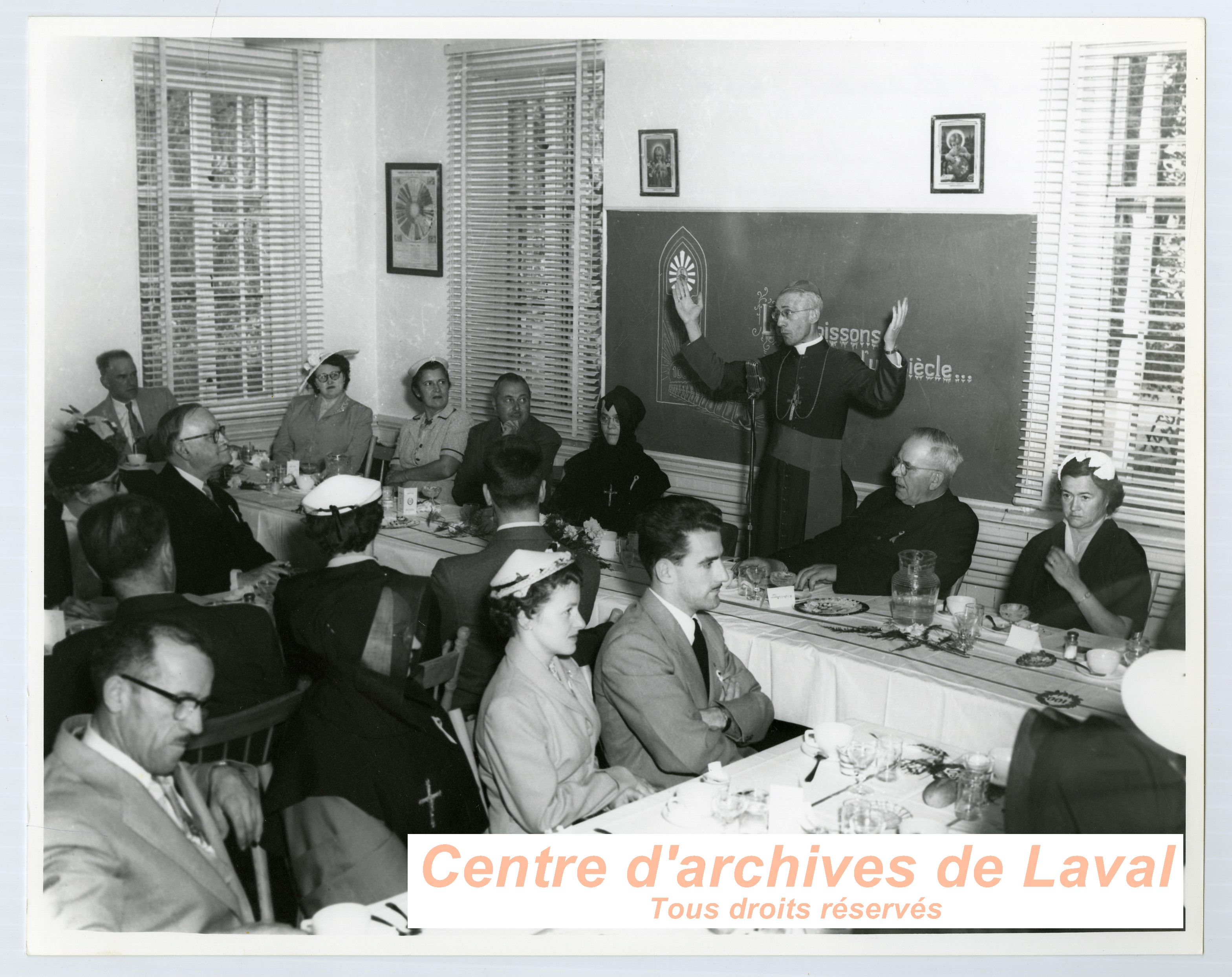 Le Monseigneur Emilien Frenette donnant un discours lors des clbrations du 100e anniversaire du couvent d'Youville (1854-1954)  Saint-Benot en 1954.