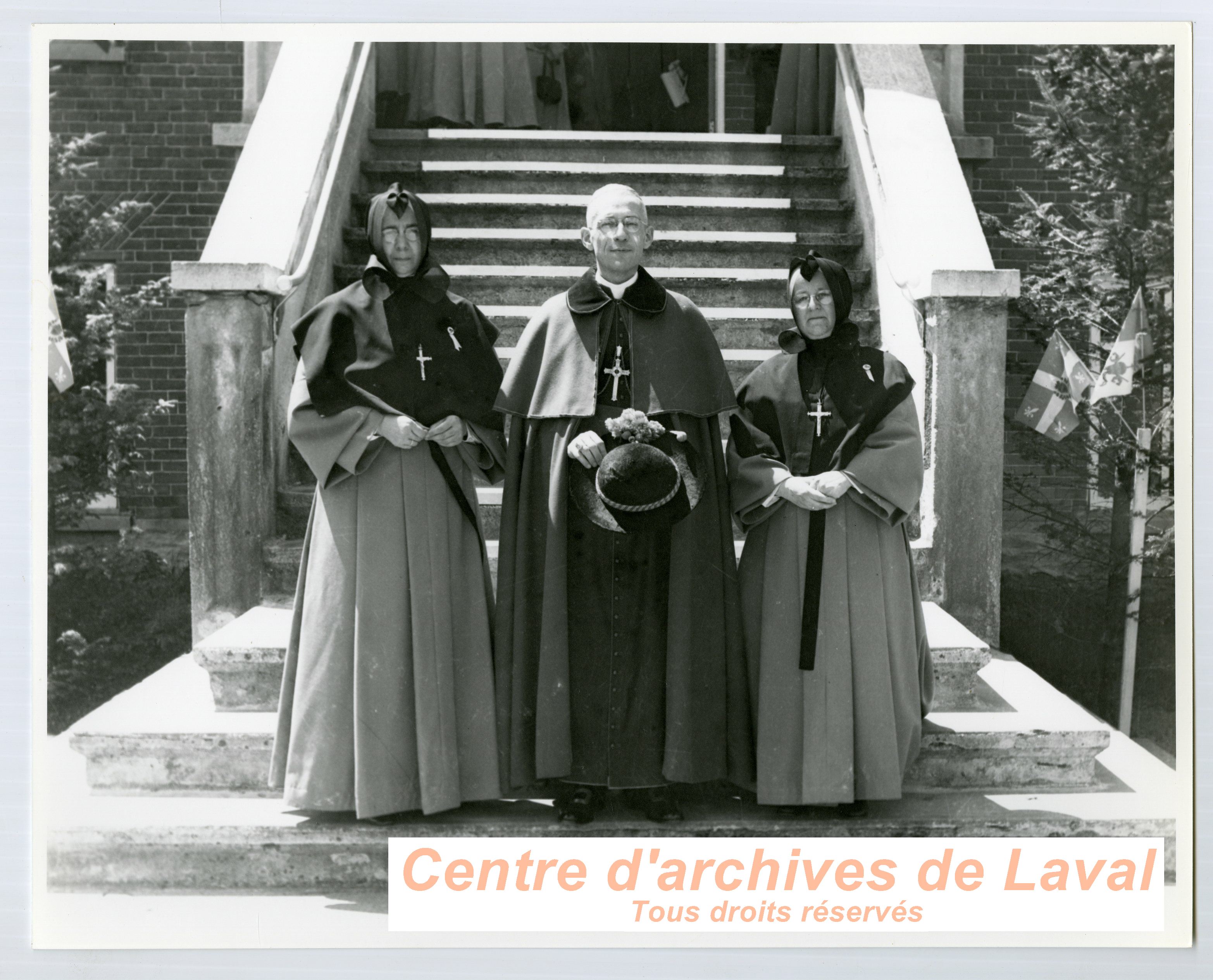 Le monseigneur Emilien Frenette accompagn de religieuses lors des clbrations du 100e anniversaire du couvent d'Youville (1854-1954)  Saint-Benot en 1954.