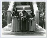 Le monseigneur Emilien Frenette accompagn de religieuses lors des clbrations du 100e anniversaire du couvent d'Youville (1854-1954)  Saint-Benot en 1954.