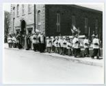 Procession religieuse sortant de l'glise lors des clbrations du 100e anniversaire du couvent d'Youville (1854-1954)  Saint-Benot en 1954.