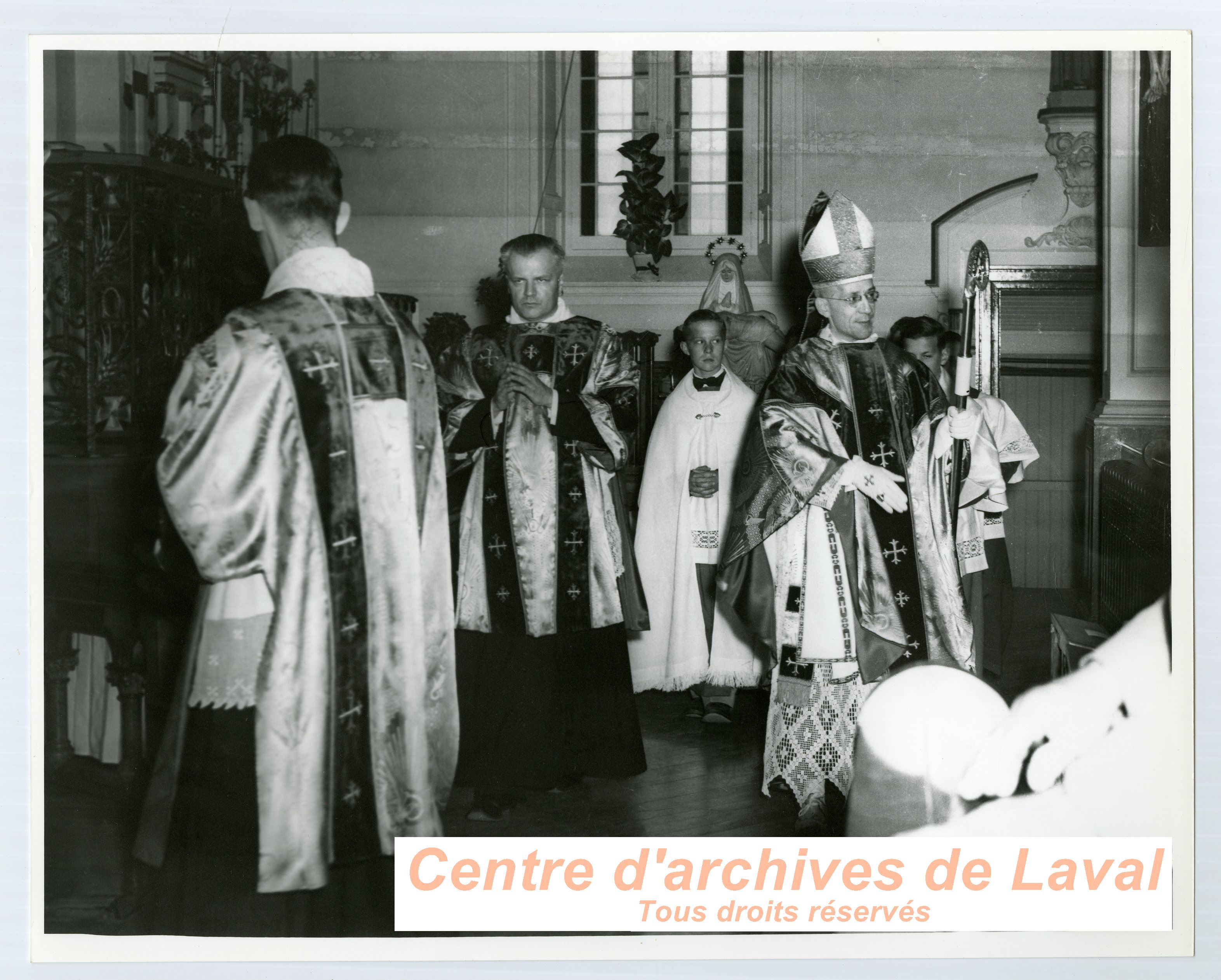 Monseigneur Emilien Frenette,  droite, et le chanoine Guy Racicot,  gauche, durant une procession religieuse lors des clbrations du 100e anniversaire du couvent d'Youville (1854-1954)  Saint-Benot en 1954.