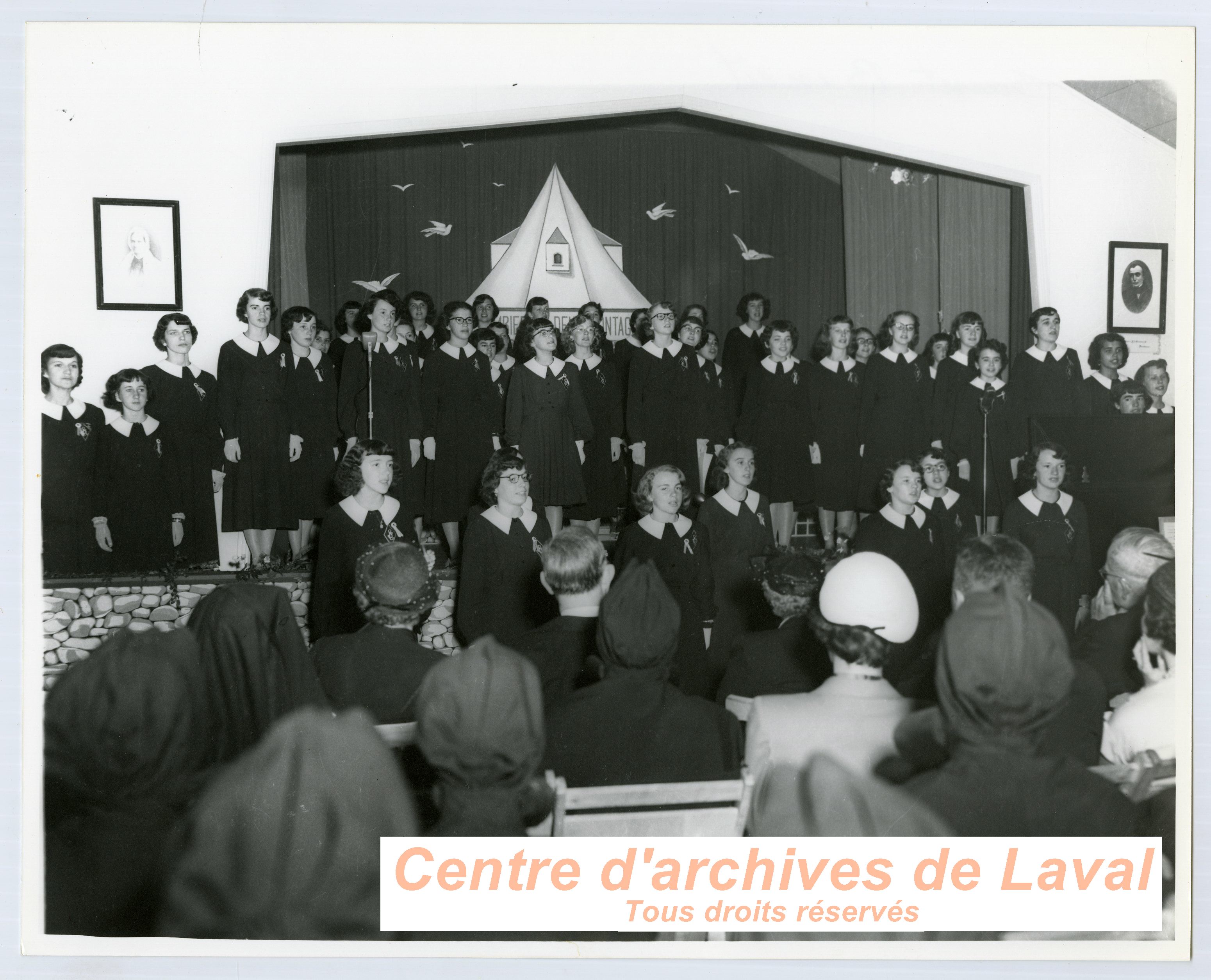 Chorale chantant lors des clbrations du 100e anniversaire du couvent d'Youville (1854-1954)  Saint-Benot en 1954.