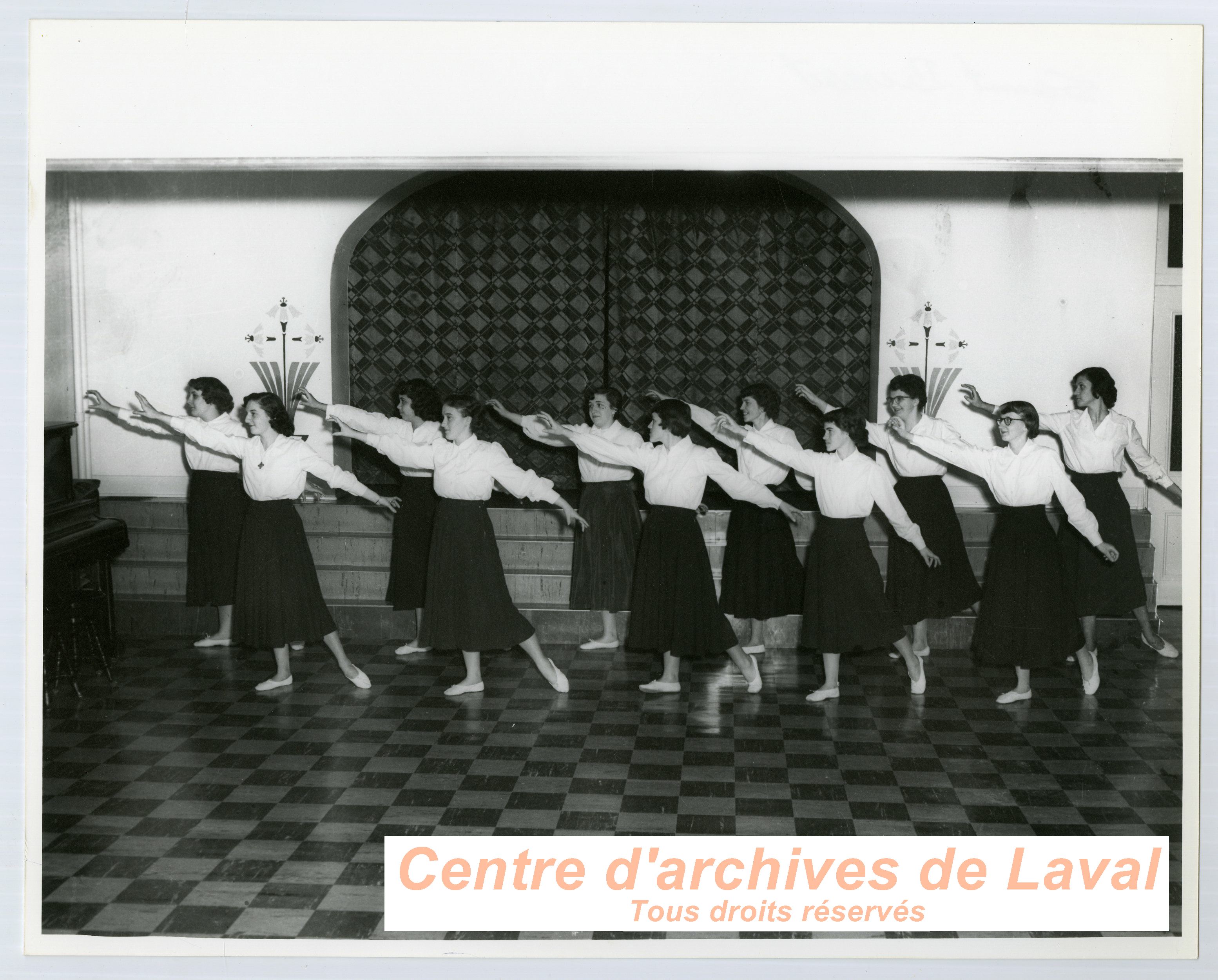 Groupe de femmes dansant lors des clbrations du 100e anniversaire du couvent d'Youville (1854-1954)  Saint-Benot en 1954.