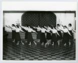 Groupe de femmes dansant lors des clbrations du 100e anniversaire du couvent d'Youville (1854-1954)  Saint-Benot en 1954.