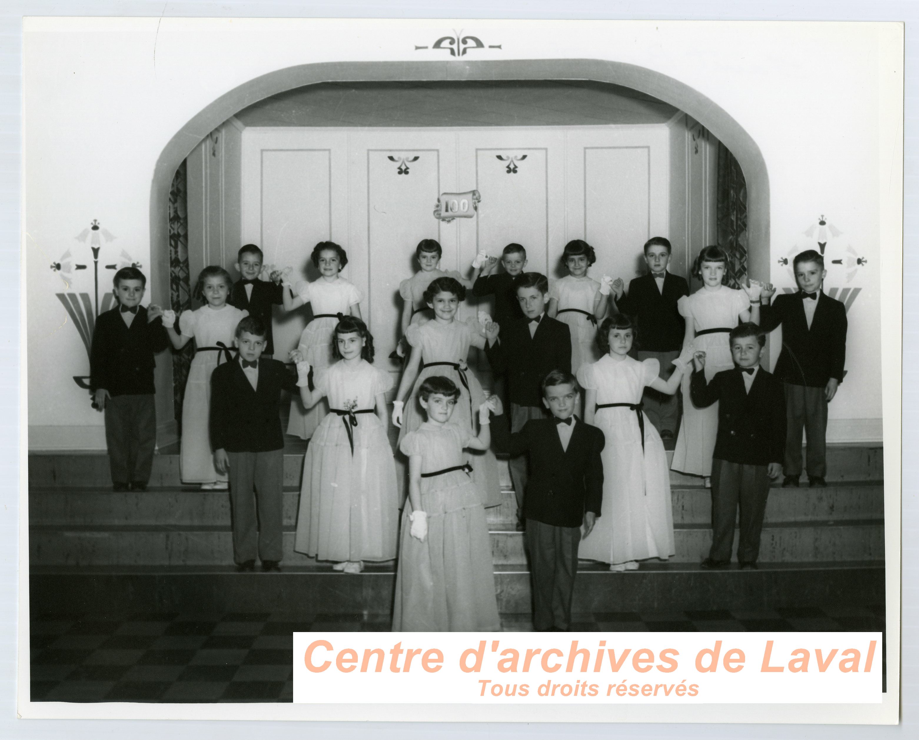 Groupe d'enfants en costume lors des clbrations du 100e anniversaire du couvent d'Youville (1854-1954)  Saint-Benot en 1954.