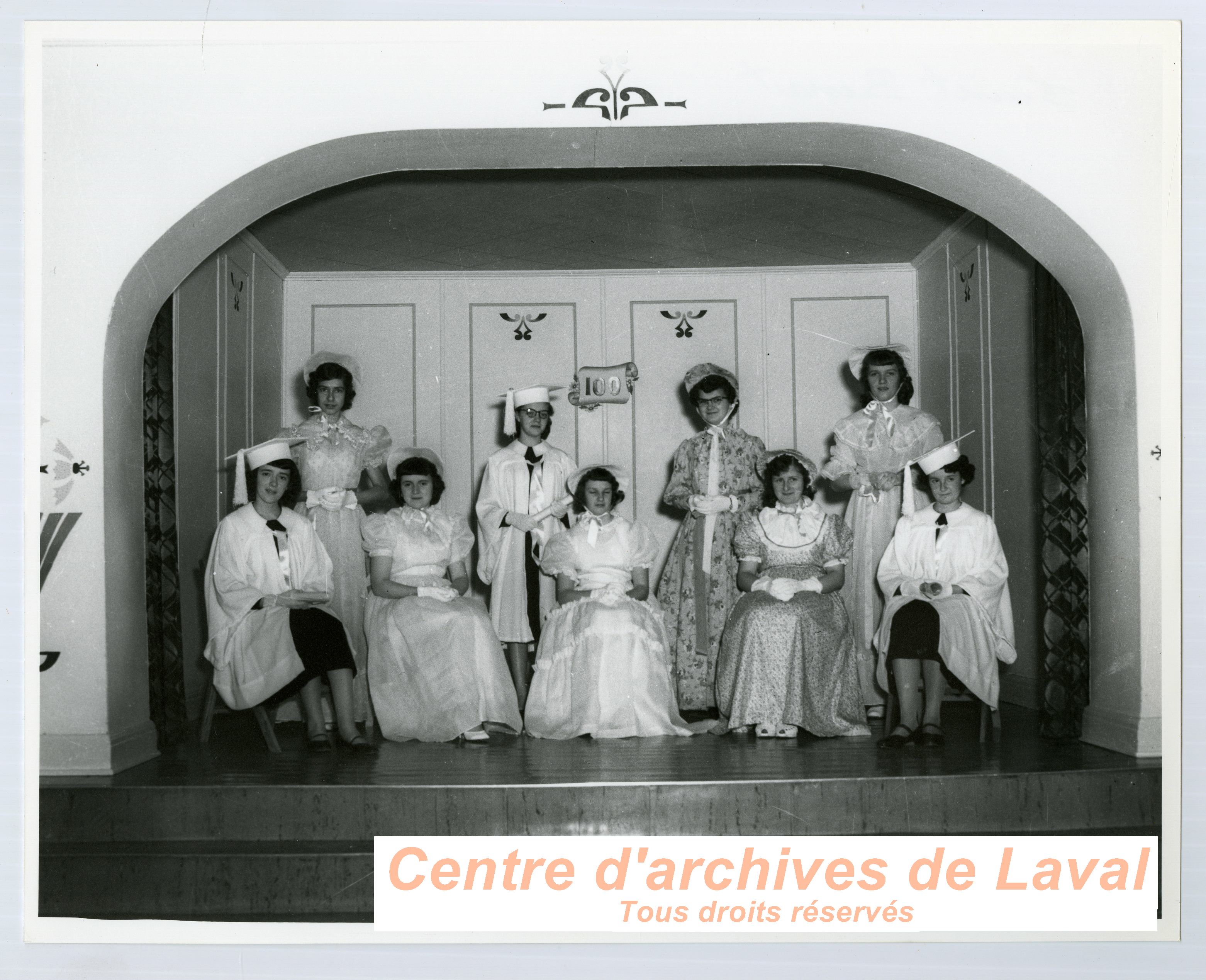 Groupe de jeunes femmes en costume lors des clbrations du 100e anniversaire du couvent d'Youville (1854-1954)  Saint-Benot en 1954.