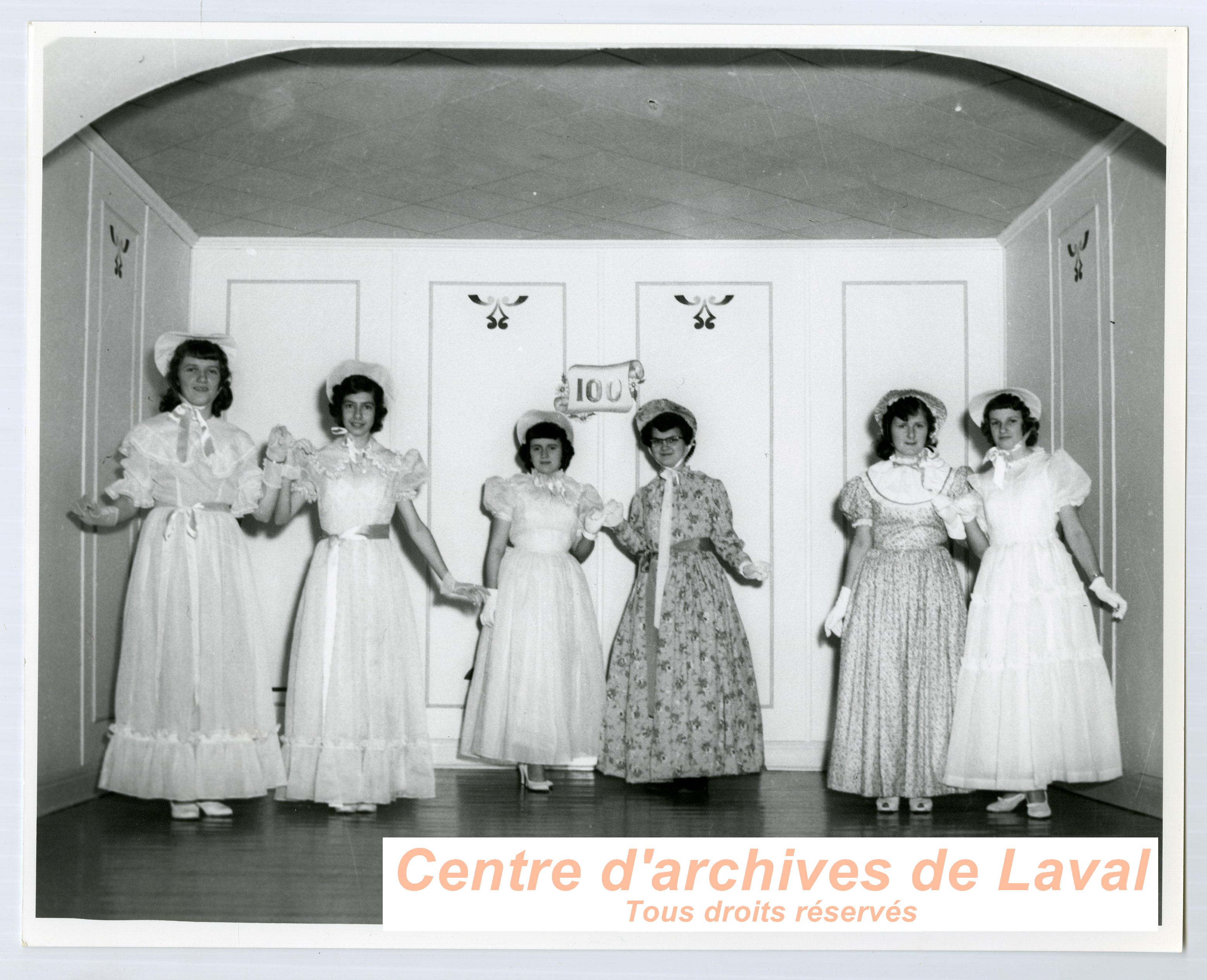 Groupe de jeunes femmes en costume lors des clbrations du 100e anniversaire du couvent d'Youville (1854-1954)  Saint-Benot en 1954.